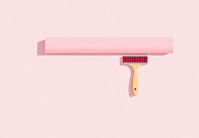 Pose de papier peint, rouleau et brosse à maroufler